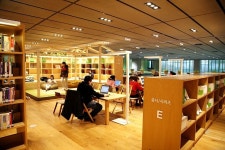 2층의 백과사전 코너와 이용객들 | 도서관