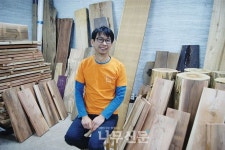 [나무신문] #사무용가구 #원목가구 #CUBO #큐브썰기 #목공 #쿠보퍼니처목공의 세계에 입문하도록 하는 매력은 무엇일까. 수많은 목공 작가들... 