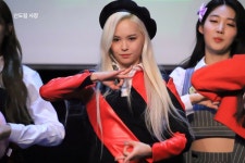 #이유 #에브글로우 #EU #Everglow // © 신도림 사장 | Fashion, Girl, Academic dress