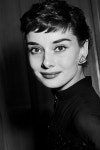 Hotel in London, on May 21, 1953, after the conclusion of Roman Holiday’s shoot… | 헤어스타일, 여성 얼굴, 오드리 햅번
