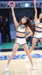 인천 도원실내체육관에서 열린 신한은행 2017~2018 여자프로농구 신한은행과 KEB하나은행의 경기에 앞서 신한은행 치어리더가 멋진... 