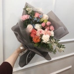 꽃집에 있는 Soyul Jin님의 핀 | 꽃꽂이, 화분, 꽃다발