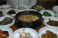 막판에 나온 된장국과 게장 그리고 각종 채소무침이 담백하다---지미원 20140514