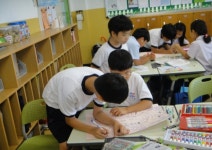 조별 학습이다. 조별 학습을 하게 되면 조원들끼리 의견교환이 편리하고 선생님의 시선이 모든 곳에 잘 닿게 되어서 집중력이 높아진다.