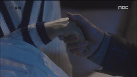 손 잡는 씬 - 굿바이 미스터 블랙 갤러리 | Holding hands
