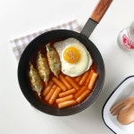 점심은 또뽀끼🌶. 오전엔 찹쌀도너츠로 밀가루충전 하고 점심엔 떡볶이로 밀가루완충 😱. 오전에 드레스룸 정리한다고 옷 다... 