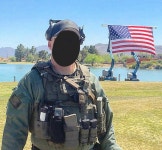 군장에 있는 동천 장님의 핀