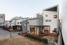 용인 동백주택 상상가득 야경 | 호미파이 & homify | 집 스타일, 벽돌 집, 건축 디자인