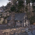 Dit huisje gaat perfect op in de omgeving. | 작은 집, 건축