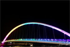 밤이 되면 더욱 빛을 발하는 <강문솟대다리>가 무지개빛으로 주위를 밝혀주는 강릉 강문해변 (사진_트래블리더7기 신은경) | 한국, 사진