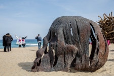 평창동계올림픽 2018 기간동안의 문화축제로써  강릉, 경포해변에서 Fire Art Festa 2018 헌화가가 진행되었습니다.  바닷가에 전시된 작품들은... 