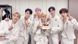 ASTRO_STAFF on Twitter: [#아스트로] 💜190129 SBS MTV #더쇼 💜  #아로하 가 만들어준 값진 1위🏆 우리 함께 빛길만... 