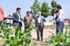 이란대사관 성원들 문덕군 립석협동농장에서 친선로동