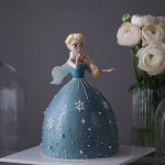 Maison Olivia 메종올리비아 on Instagram: “포인트는 망또 ✨ #엘사 #겨울왕국  _ #buttercreamcake #buttercreamflowercake... 