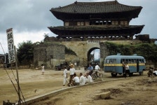 1953년 수원에서 미군으로 근무한 로버트 리 월워스 씨가 수원화성과 개발되지 않은 주변 도시의 자연스러운 풍경, 아이들의 모습을 사진으로... 