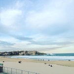 날씨가 추운데 써퍼들이 참 많다...... 서퍼들 넘 멋이떠영 #sydney #호주 #시드니 #본다이비치 #bondibeach by hi_lorang | 시드니
