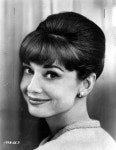 AUDREY HEPBURN. Evening hairstyle | 여성 얼굴, 오드리 햅번, 여성