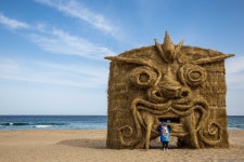 평창동계올림픽 2018 기간동안의 문화축제로써  강릉, 경포해변에서 Fire Art Festa 2018 헌화가가 진행되었습니다.  바닷가에 전시된 작품들은... 