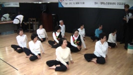 -실버 건강요가-  건강증진과 노인성 질환을 예방하고 실생활에서 쉽게 따라할 수 있는 요가동작을 배우는 교육을 진행하고 있습니다.
