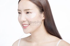 여성 피부 관리 스킨케어 로션 피부 피부 미용 보양 양얼굴 피부 예쁘다 인상 모델 여성 미녀 | 피부미용, 피부관리, 여성