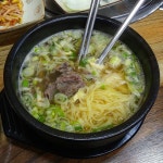 갈비가 없는 갈비탕 느낌의 맑은 나주곰탕. 국물이 깔끔하고 많이 기름지지 않아 좋다. 면사랑이라면 소면 두개쯤은 말아 줘야지.... 