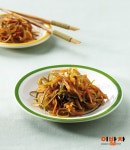 씹는 맛이 꼬들꼬들해 입 심심할 틈이 없고 간도 적당해 계속 집어 먹게... 재료(4인분)필수 재료염장 미역줄기(… | 식품 아이디어, 요리, 채식... 