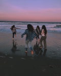 “All i need : the stars, the moon, the sea and your hand in mine ✨” friends in the summer on a beach | 사진 배경, 사진, 우정