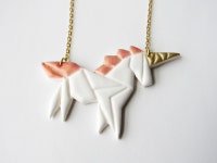 Collier licorne origami rose en pâte fimo et laiton doré : collier par mademoiselle-graphic | 폴리머 클레이, 공예 아이디어... 