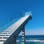 사진 찍기 딱 좋아! 하늘, 바다 배경의 ‘천국의 계단’ 카페 8 | 에스콰이어 코리아 (Esquire Korea) | 계단, 하늘, 여행지