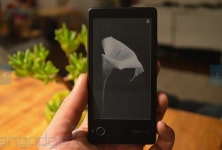 앞은 컬러, 뒤는 흑백, E-ink 사용하는 Yotaphone 드디어 출시! | Iphone, Phone