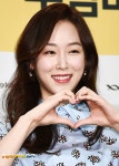 피부 무난한 것 같은 오늘자 서현진 얼빡샷 - 스퀘어 카테고리 - 2020 | 맥주병, 수정, 초코파이