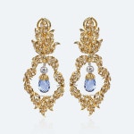 yellow gold leaves and diamonds framing a cup with a briolette sapphire. They are ador… - 2020 | 쥬얼리, 귀걸이, 악세사리