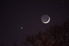 멀리서 당신이 보고 있는 달과내가 바라보고 있는 달이 같으니우리는 한 동네지요이곳 속 저 꽃은하수를 건너가는 달팽이처럼달을... 