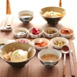 _  저 어릴때 엄마가 자주 해주셨던 달걀 간장밥이 마당여관 조식이에요  _  마당여관 텃밭에서 키운 쪽파 무 비트로 담은 피클  _  방금 지은 따뜻한... 