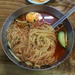 국도밀면 가격이 주는 만족도가 상당히 높은 밀면집. 편육한점 없으면 어때. 비빔도 한 그릇 할까 하다가 참음. . 밀면 : 2,500원 . #이냉치냉... 