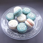 ‘Frozen’ macarons with strawberry and raspberry buttercream. | 마카롱