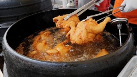 Cauldron Fried Chicken in Street Market / 가마솥 옛날통닭 / Korean Street Food - 2022 | 식품 아이디어, 길거리 음식, 한국... 