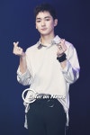 [ON포토] 뉴이스트 아론, ‘시크한 하트’ | 백호, 렌, 캔버스