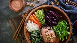 필요한재료들 *2인분 분량 호두 소스 토마토 2 개 홍피망 1/4 개 마늘 1 개 메이플시럽 2 큰술 간장 1~2 큰술 소금 1/2 작은술 캘리포니아 호두... 
