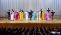 농업근로자들과 농근맹원들의 경축공연 진행 -사동구역 장천남새전문협동농장에서-