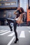 Pin von 태희 김 auf 여자 패션 | Modestil, Leder leggings, Glänzenden leggings