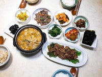 된장찌개 하나만 끓이구요...ㅎ 냉장고에 조금씩 있던 반찬 다 꺼냈네요~ 글고 숯불목살구이 협찬받았어요~ 애들이 게눈 감추듯이... 