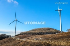 풍력발전기  gompang2000, 사진, 풍력, 발전기, 발전소, 풍력기, 정상, 산, 높은, 파란하늘, 맑은, 쾌청한, 구름, 길, 나무, 고지대, 산정상, 풍차... 