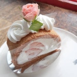 상쾌한 로즈리쿠르에. . . 딸기 한소쿰. . . 그리고 로즈한송이로 심플하게 데코… | Desserts, Food, Cake