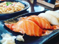 대왕 #연어초밥 #오징어초밥  비쥬얼만큼 강렬했던 맛 한입어 도저히 품어낼 수 있는 크기 . . . #삼미식당#삼미식당연어초밥#스시... 
