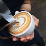습하다 습해  . . .  #wingtulip #heart #rosetta #freepour #7oz #espresso #로제타 #coffee #latte #latteart #cafe #art #barista #라떼... 