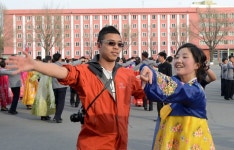 청년학생들의 무도회 각지에서 진행