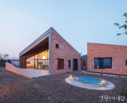 [BY 월간 전원속의 내집] 이불빨래, 김장 담그기 등등.어디서 하세요??? 세 부부가 모여 살기 위해 지은... | 집 스타일, 마당, 건축
