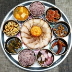 해드립니다🤘 마늘 꾸워 보쌈에 야무지게 먹습니다😜 아.... 근데 혼밥이 그립습니다🤣 저희 신랑은 초딩 입맛에 입이 까다롭습니… | 마늘