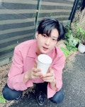 vav no Instagram: “Do you want to get coffee with me? . . #커피한잔할래요 ☕️🎵 #vav #vavace #señorita”
